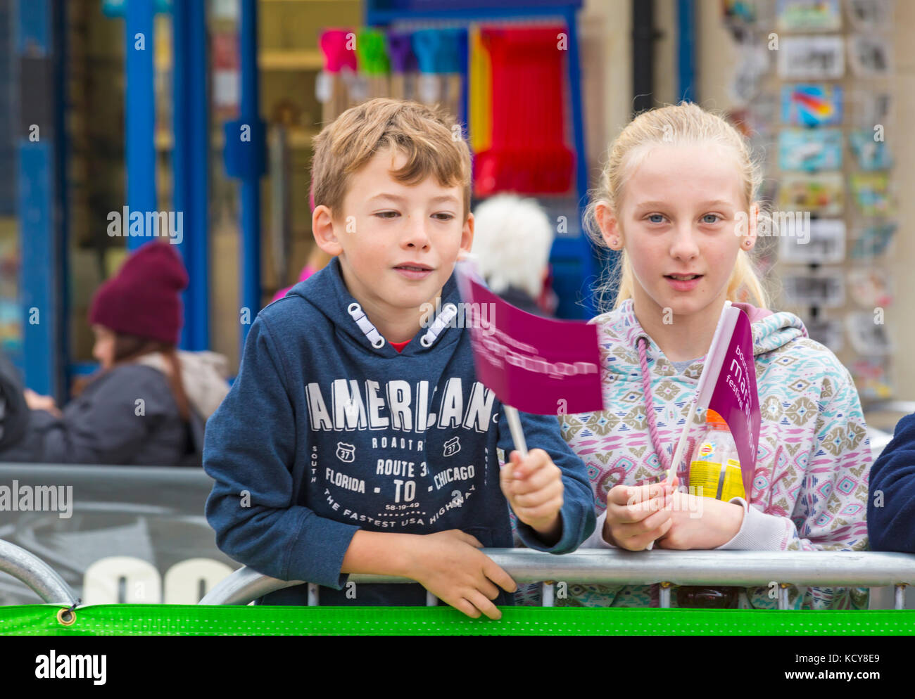 Bournemouth Dorset, Regno Unito. 8 Ott, 2017. Il giorno finale della Maratona di Bournemouth Festival prende il via con la maratona e mezza maratona. Bambini wave le loro bandiere a sostegno dei canali di credito: Carolyn Jenkins/Alamy Live News Foto Stock