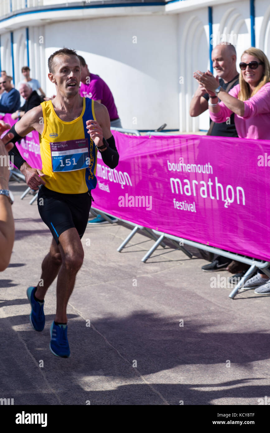 Bournemouth, Dorset, Regno Unito, 8th ottobre 2017. Jacek Cieluszecki correndo e vincendo nel Bournemouth Marathon Festival. Foto Stock