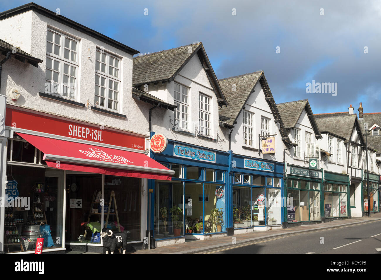 Una fila di negozi in Bank Street, Keswick, Cumbria, England, Regno Unito Foto Stock