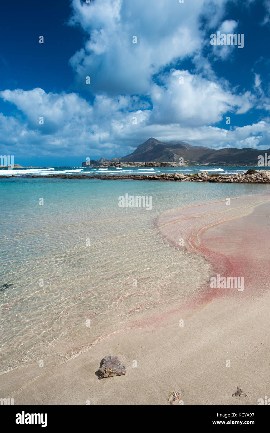 Piccola spiaggia con sabbia rosa vicino al falasarna creta Foto Stock