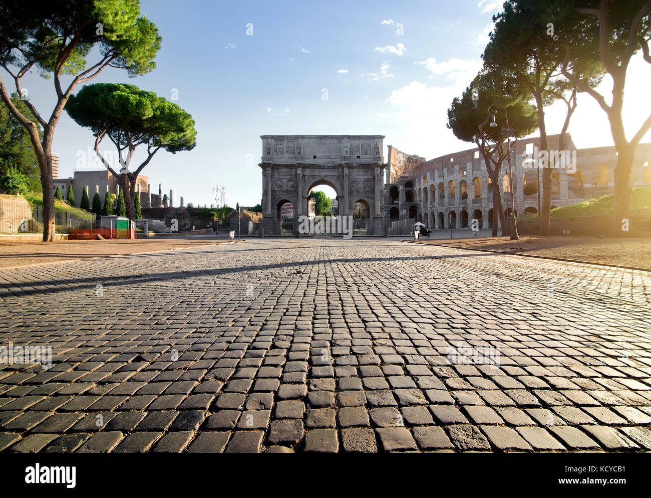 Arco di Costantino e il Colosseo a Roma all'alba, Italia Foto Stock