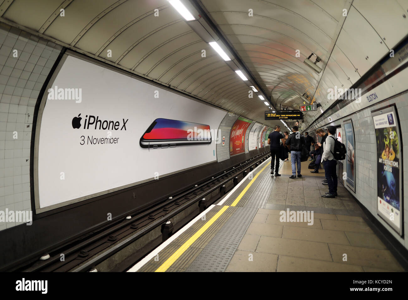 Tubo di inserzione della metropolitana Iphone X Iphone X annuncio della piattaforma del tubo Foto Stock