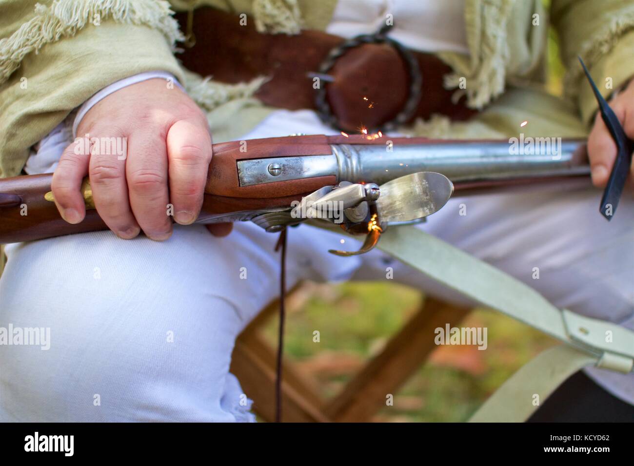 Philadelphia, PA, Stati Uniti d'America - 7 Ottobre 2017: Flintlock moschetto scintille sono visto presso il 240th anniversario rievocazione storica della Battaglia di Germantown. Foto Stock