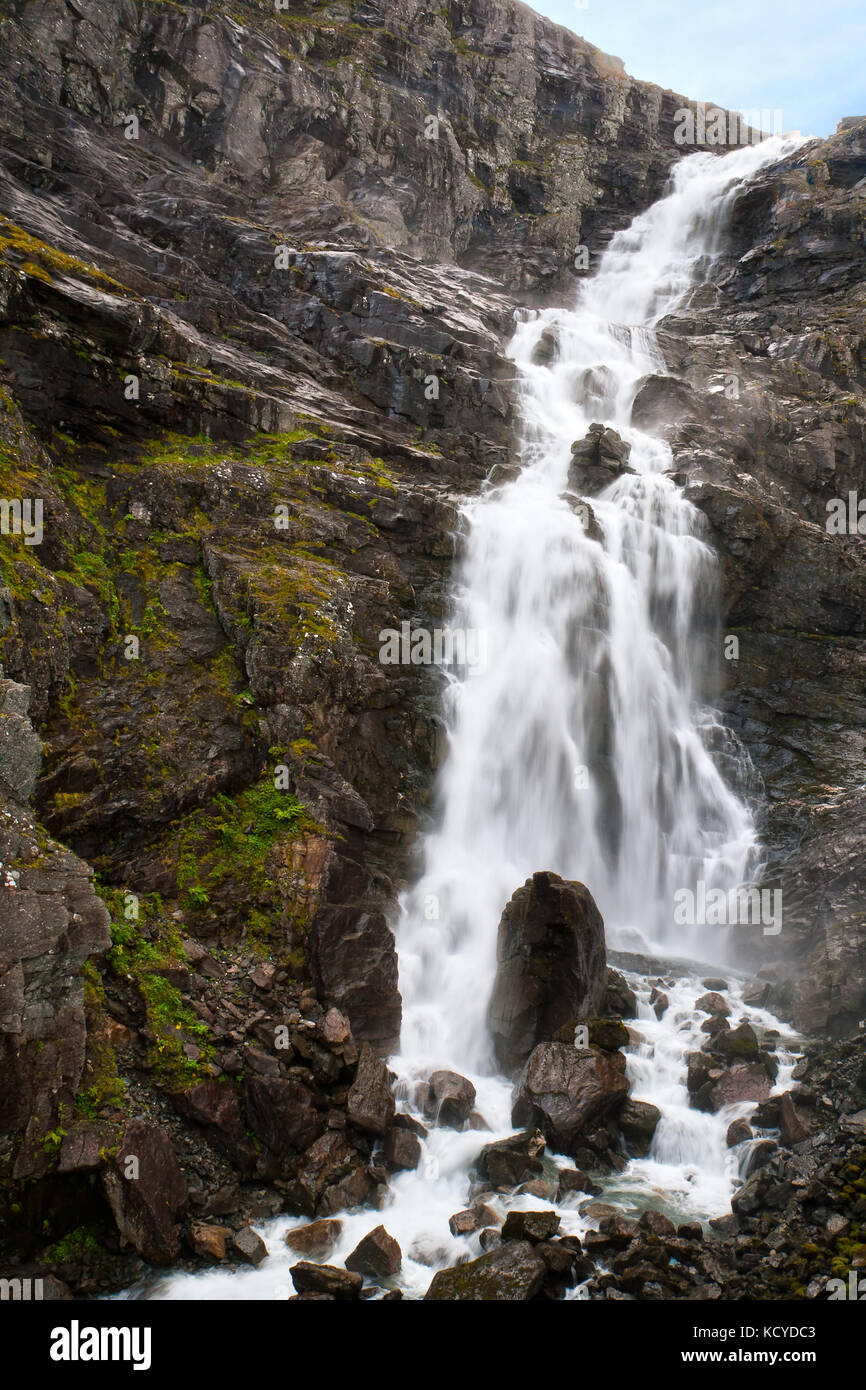 La grande cascata nelle montagne della Norvegia Foto Stock