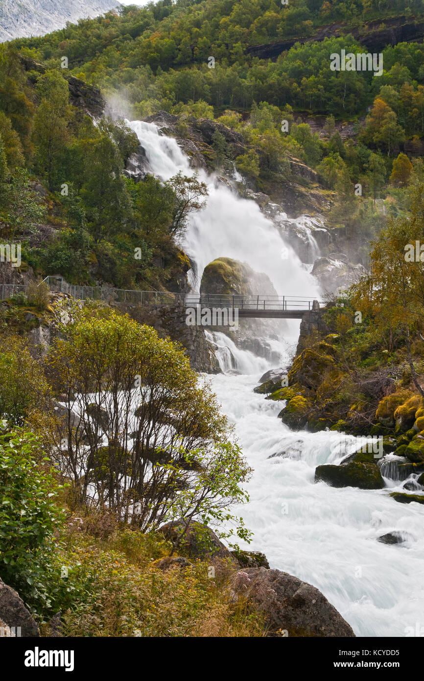 Paesaggio di montagna con cadute kleivafossen in Norvegia Foto Stock