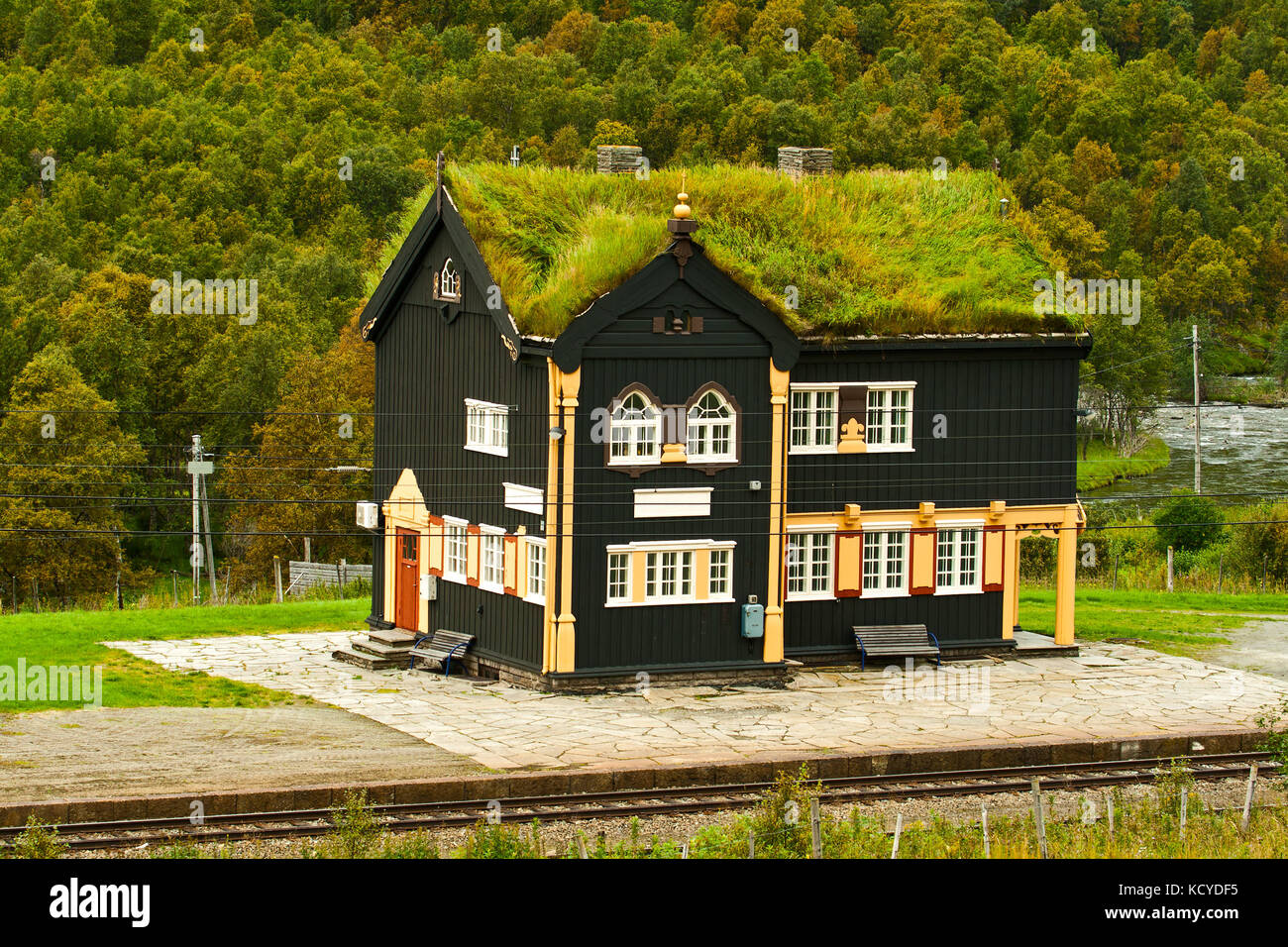 Costruzione della stazione ferroviaria in tradizionale stile norvegese con un tetto erboso Foto Stock