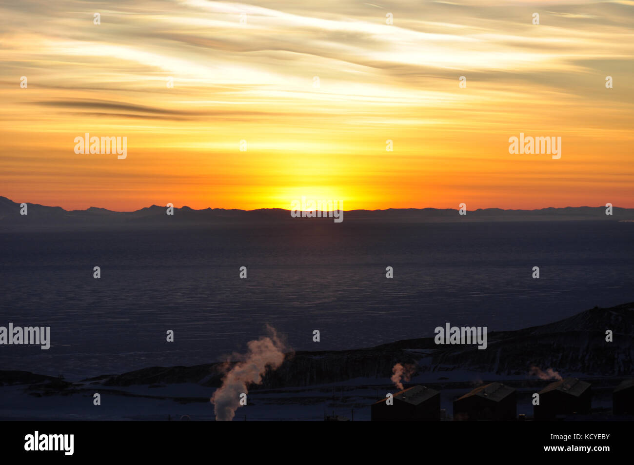 Tramonto sul ripiano di ghiaccio su ross island a mcmurdo station Foto Stock