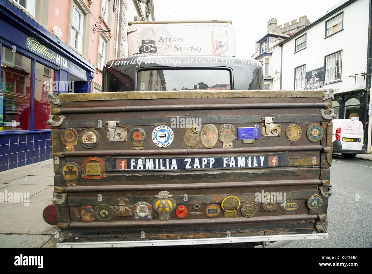 Zapp Famiglia della vettura, una vendemmia 1928 Graham Paige si ferma nella città di Brecon Galles Foto Stock
