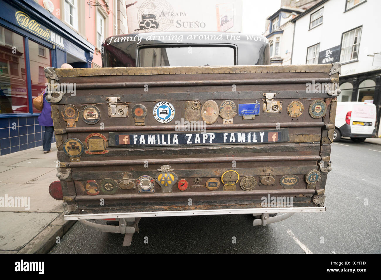 Zapp Famiglia della vettura, una vendemmia 1928 Graham Paige si ferma nella città di Brecon Galles Foto Stock
