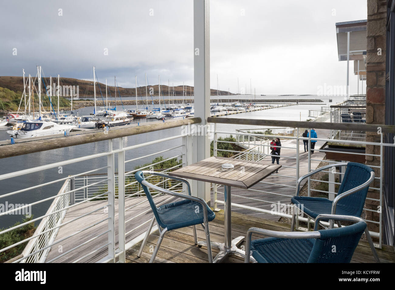 Portavadie Marina da balcone di appartamento di lusso, Portavadie, Loch Fyne, Argyll e Bute, Scozia, REGNO UNITO Foto Stock