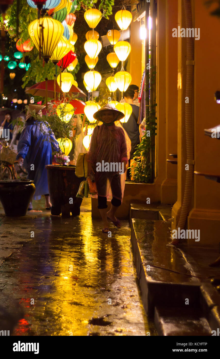Hoi An, Vietnam - giugno 2017: Vita notturna per strada durante la notte piovosa nella lanterna illuminata Hoi An, Vietnam. Foto Stock