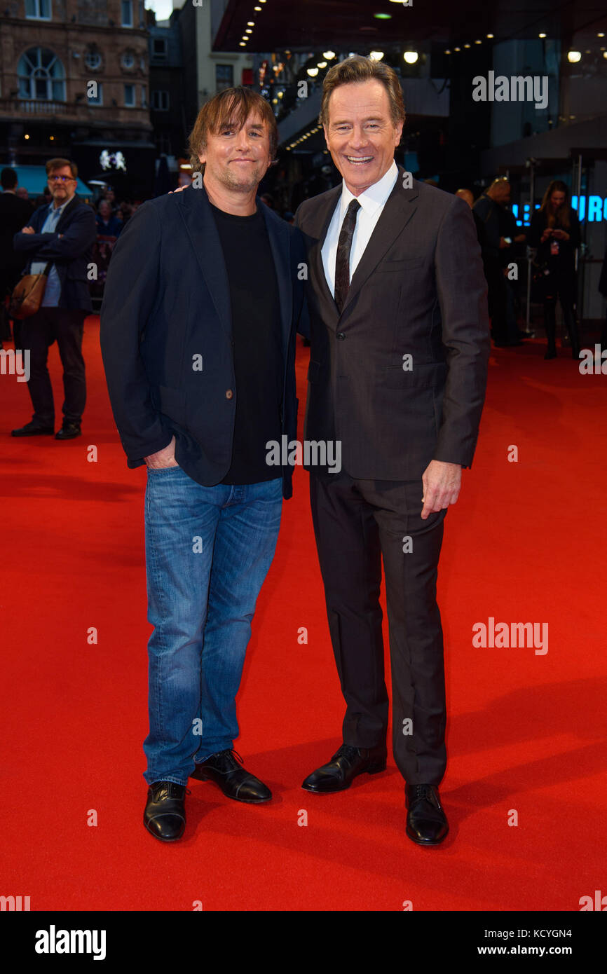 Richard Linklater (a sinistra) e Bryan Cranston partecipano alla prima di Last Flag Flying, come parte del BFI London Film Festival, all'Odeon Leicester Square, Londra. Foto Stock