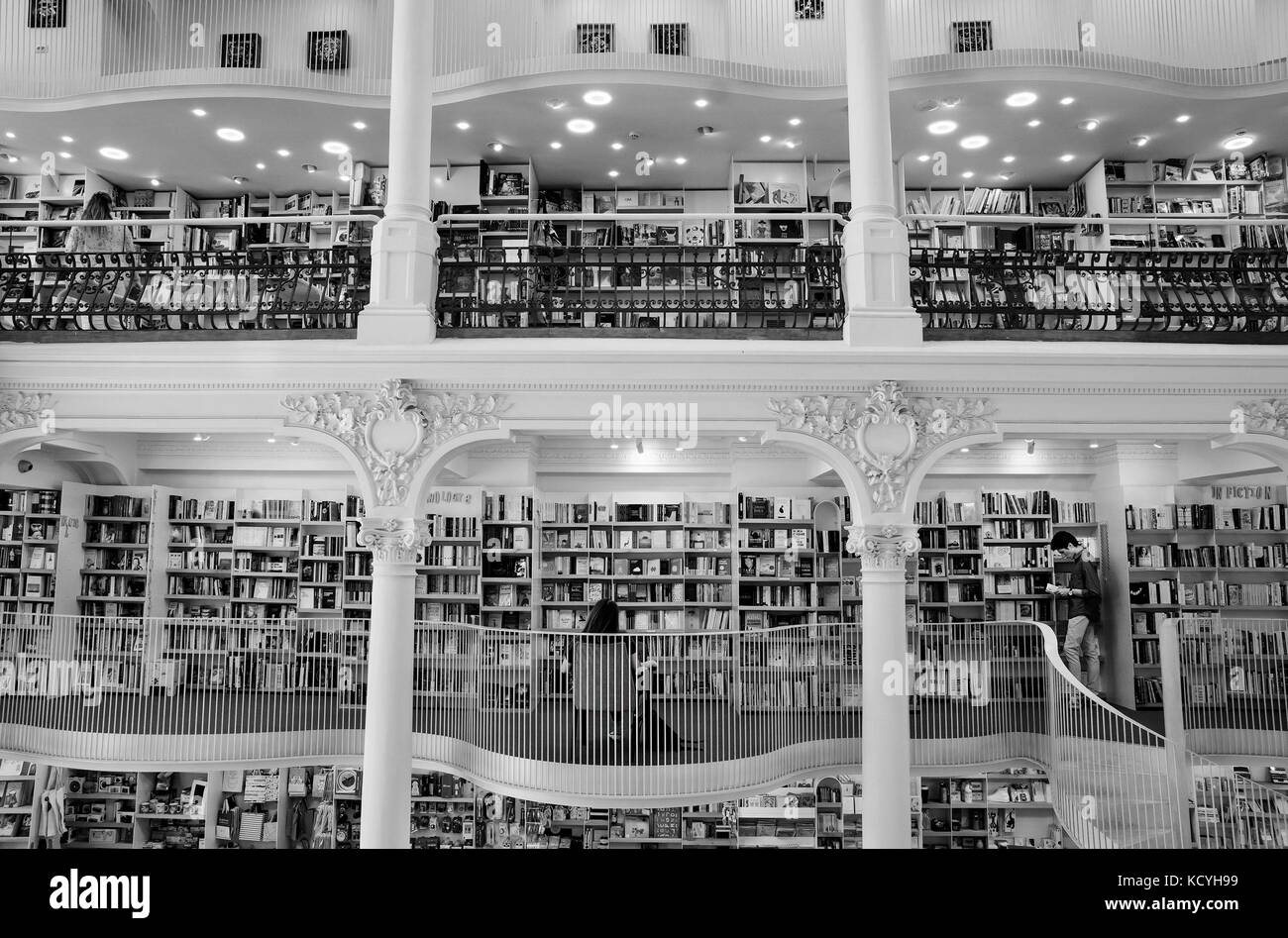 Carturesti Carusel Bookshop con la moderna architettura di bianco in un rinnovato edificio storico di Lipscani, il centro storico di Bucarest, Romania. Foto Stock