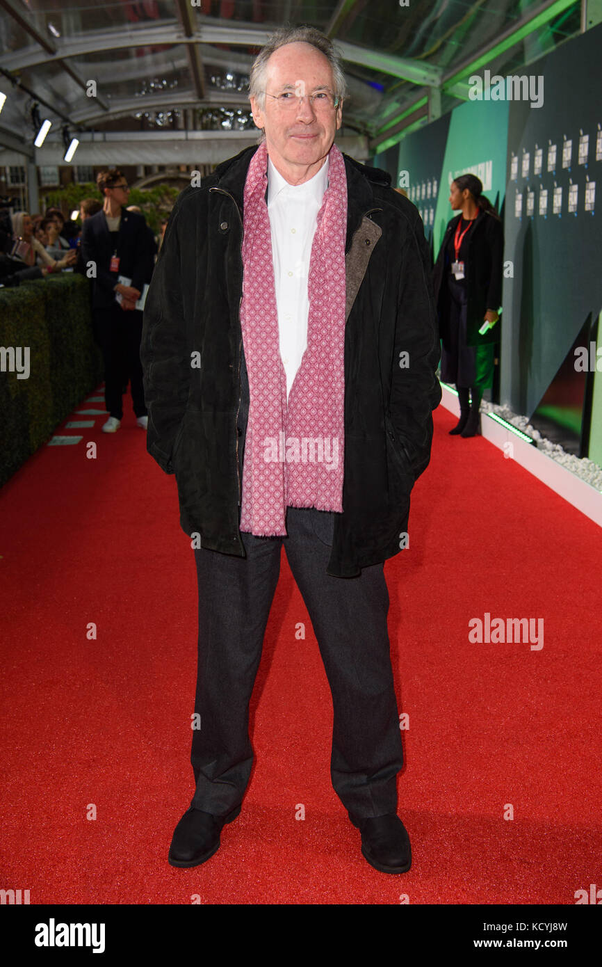 Ian McEwan partecipa alla prima di on Chesil Beach, come parte del BFI London Film Festival, all'Embankment Gardens Premiere di Londra. PREMERE ASSOCIAZIONE foto. Data immagine: Domenica 8 ottobre 2016. Il credito fotografico dovrebbe essere: Matt Crossick/PA Wire Foto Stock
