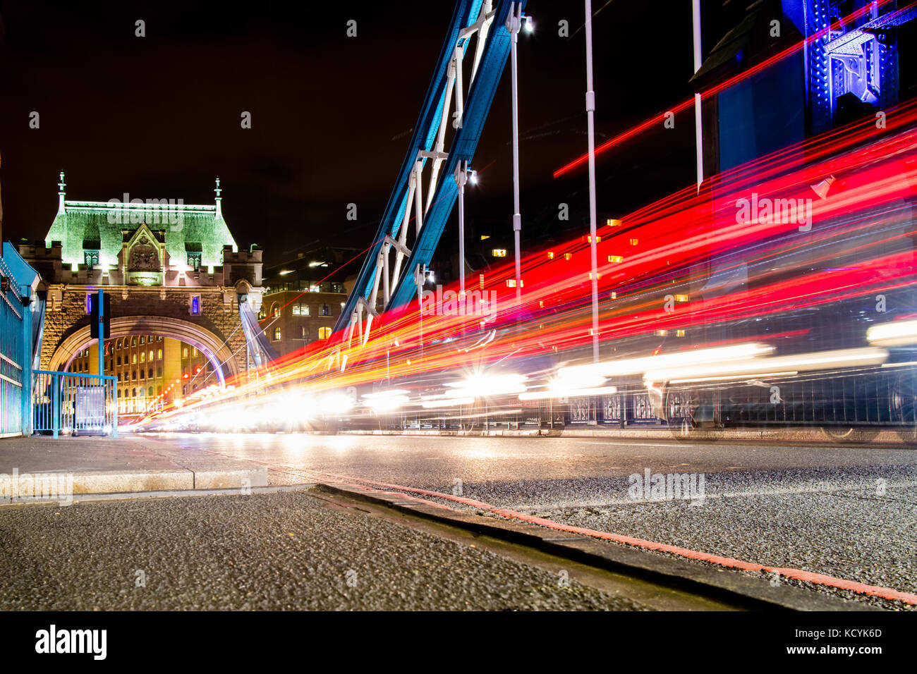 Whizzing traffico attraverso il Tower Bridge di Londra, Regno Unito. Foto Stock