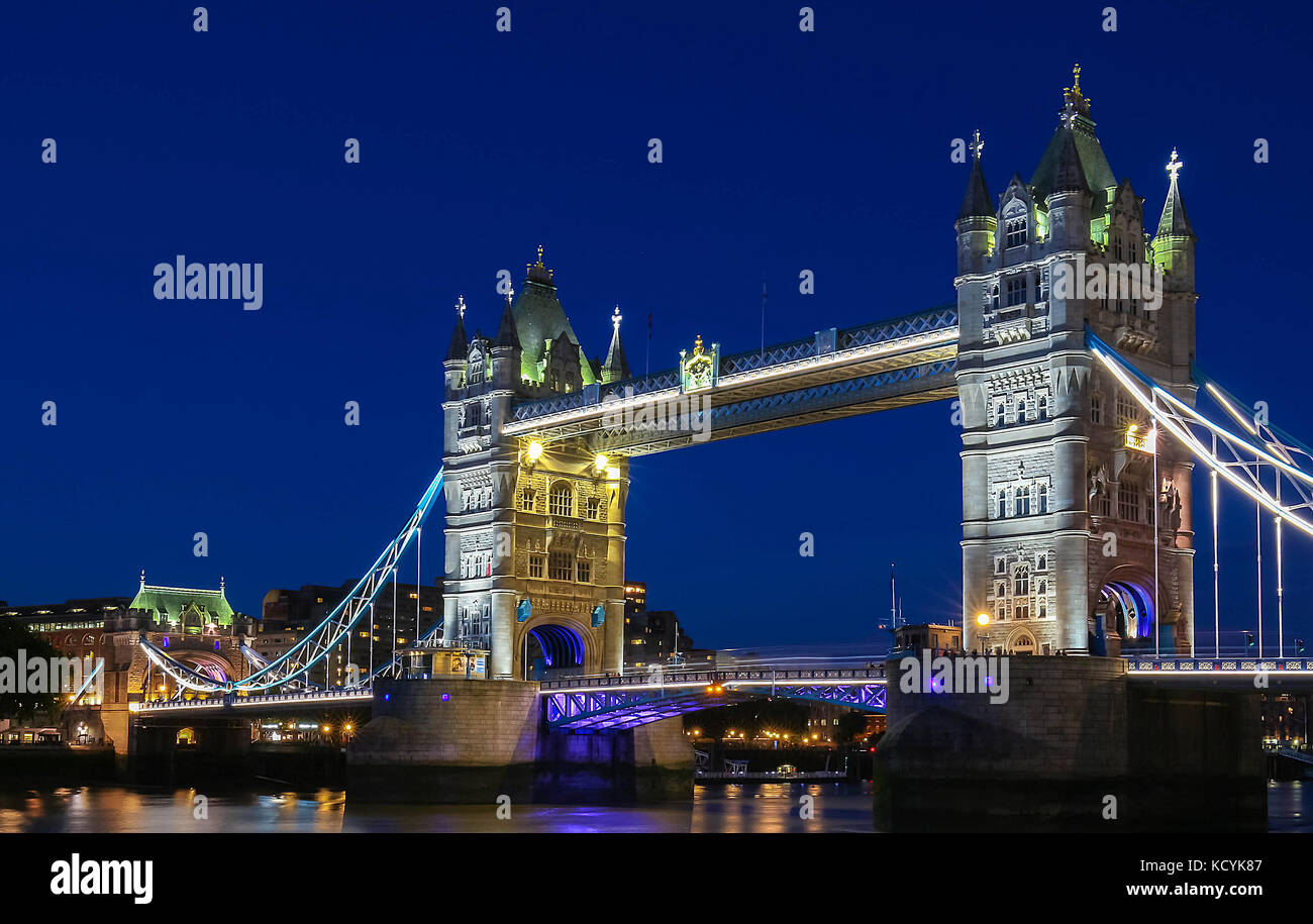 Il Tower Bridge di Londra in serata, Inghilterra, Regno Unito. Foto Stock