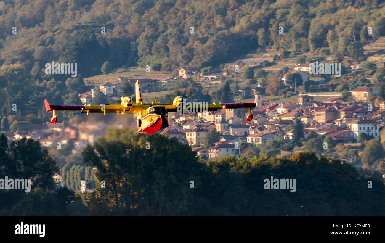 Vigili del fuoco, italiano pompiere bombardier CL-415, canadair 26 i-dpci, dall'aeroporto di Roma Ciampino, il carico d'acqua nel lago. piano anfibio Foto Stock