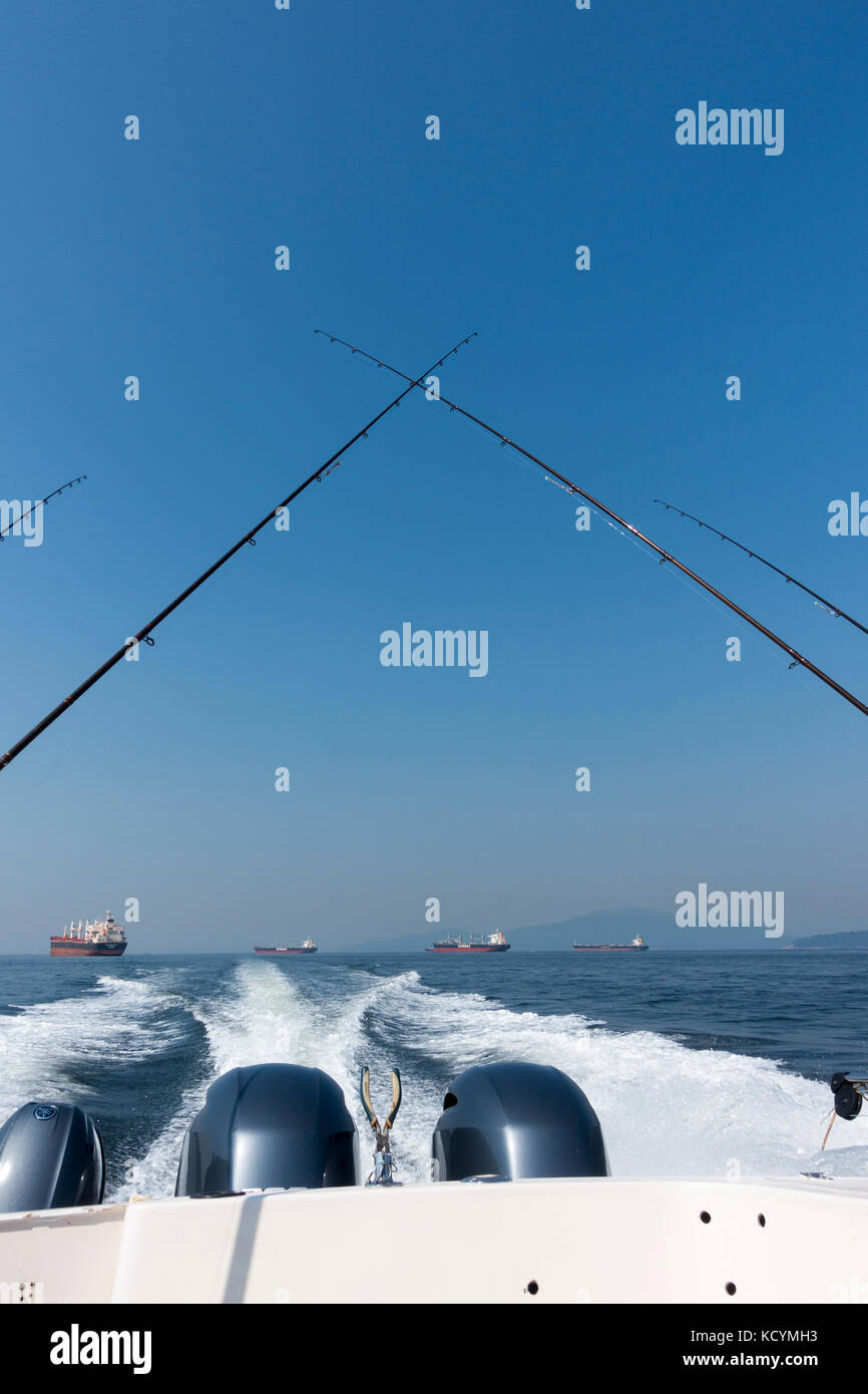 Una vista posteriore di un profondo mare pesca sportiva charter di ritorno al Porto di Vancouver British Columbia Foto Stock