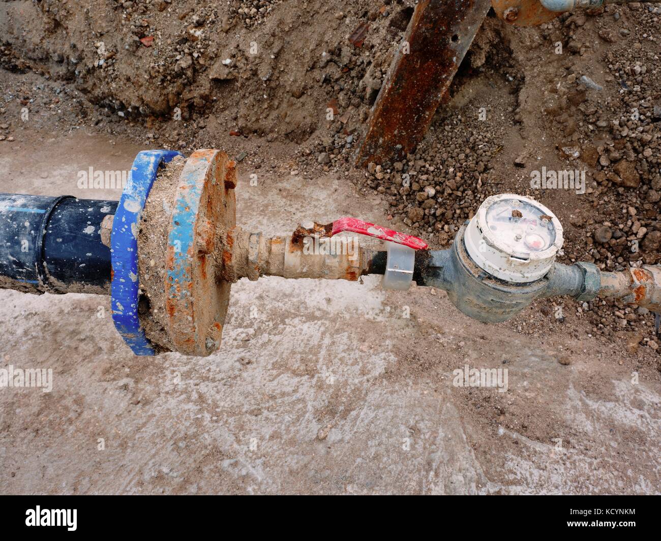 Drink di vecchia tubazione waser, densimetro e la valvola di arresto sul tubo di plastica. La riparazione di bere acqua sistema. Aprire fossa di scavo. extreme re di corrosio Foto Stock