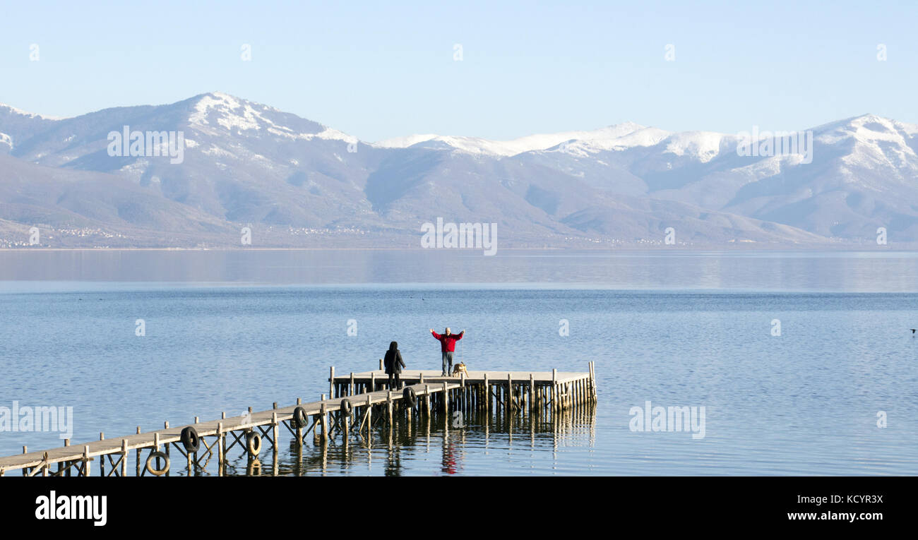 Immagine di un adulto giovane romanticismo su un molo del lago Prespa,Macedonia Foto Stock