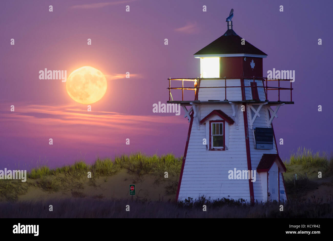 Faro covehead, Prince Edward Island National Park, covehead, Prince Edward Island, il Canada, la luna piena, supermoon, composito, crepuscolo Foto Stock