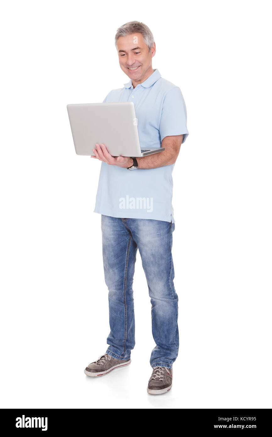 Felice l'uomo lavora su computer portatile isolato su sfondo bianco Foto Stock