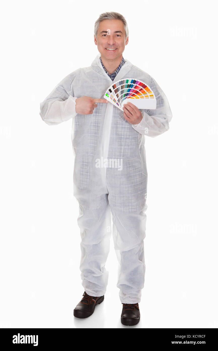 Uomo maturo con indumenti da lavoro protettiva azienda campione di colore su sfondo bianco Foto Stock