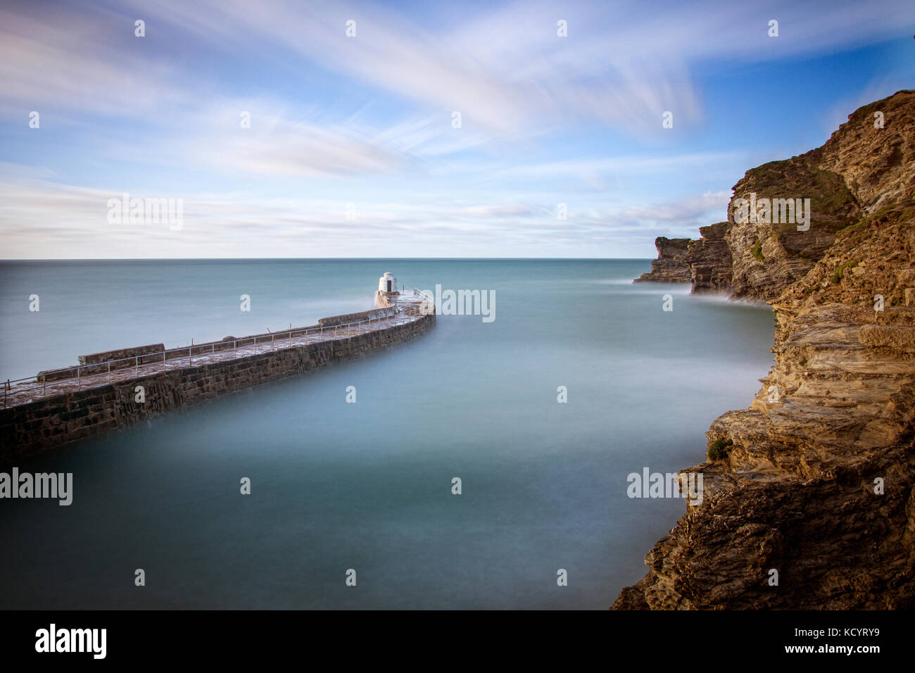 Lunga esposizione della marea in arrivo al porto di portreath conrwall. Foto Stock