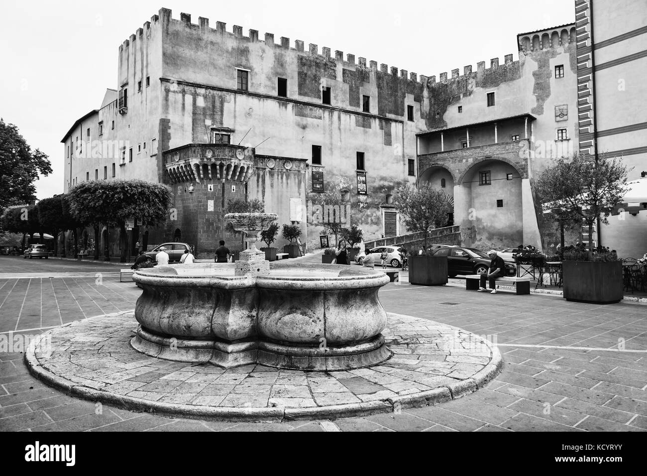 Pitigliano, Italia - 25 giugno 2017: piazza di Pitigliano, antico borgo di tufo in Toscana. Foto Stock