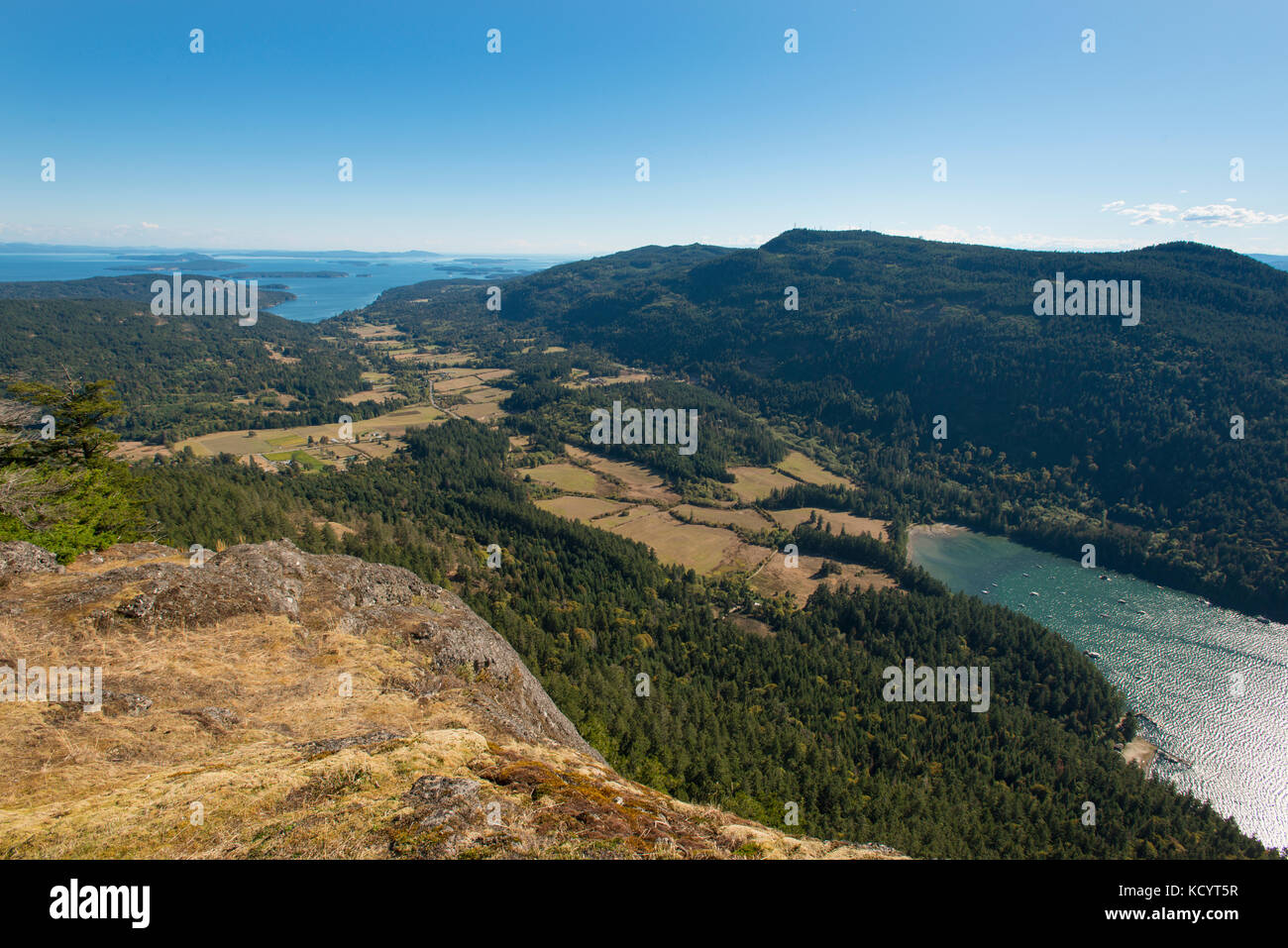 Mountain top viste verso Fulford Harbour, da Mt Maxwell. Molla di sale isola, British Columbia, Canada Foto Stock