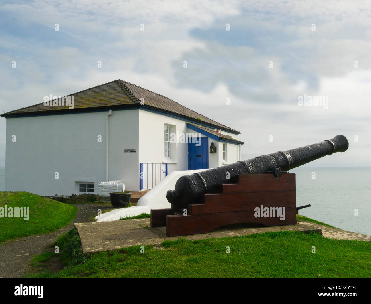 Cannone di fronte Vecchia casa di guardia costiera Castle Hill Tenby Pembrokeshire South West Wales Foto Stock