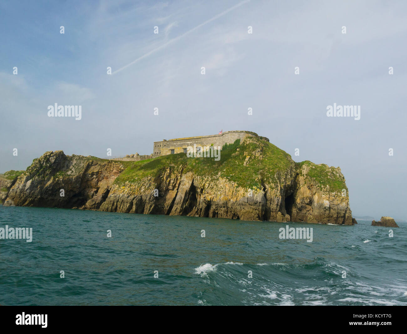 Santa Caterina sulla Fort St Catherine's island visto da una imbarcazione turistica in Carmarthen Bay Pembrokeshire South West Wales Foto Stock