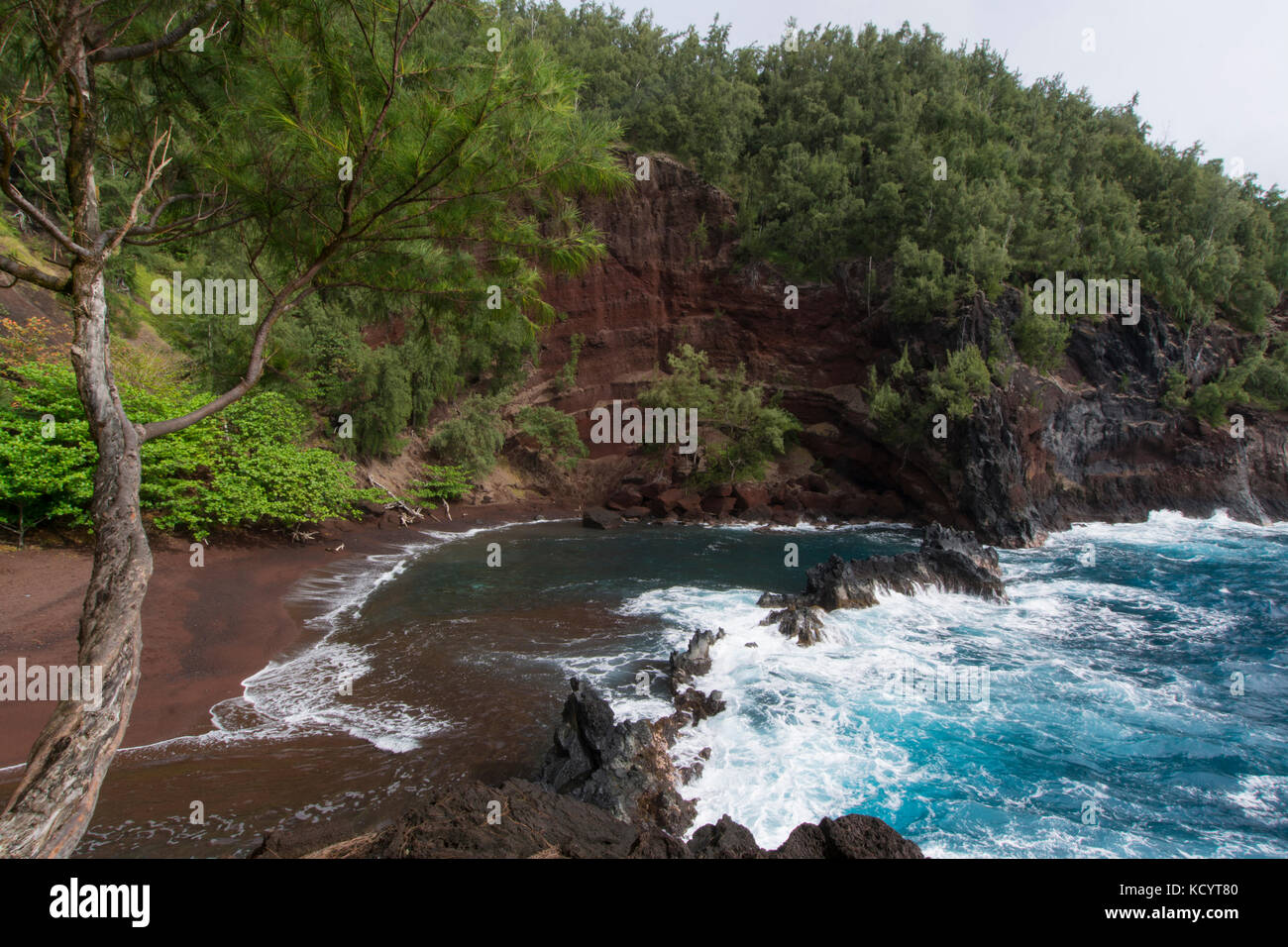 La spiaggia di sabbia rossa Kaihalulu Beach, Maui, Hawaii, STATI UNITI D'AMERICA Foto Stock