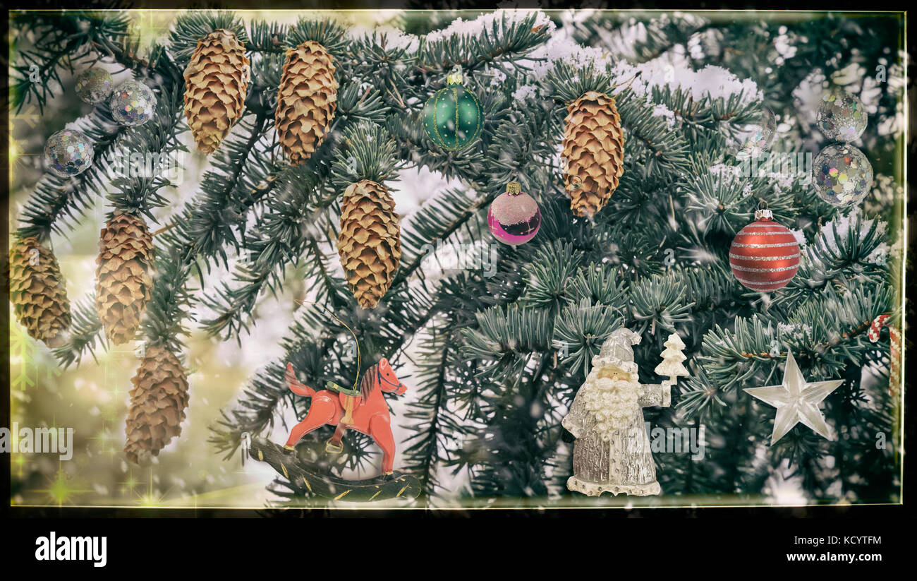 Le decorazioni su albero di Natale Foto Stock