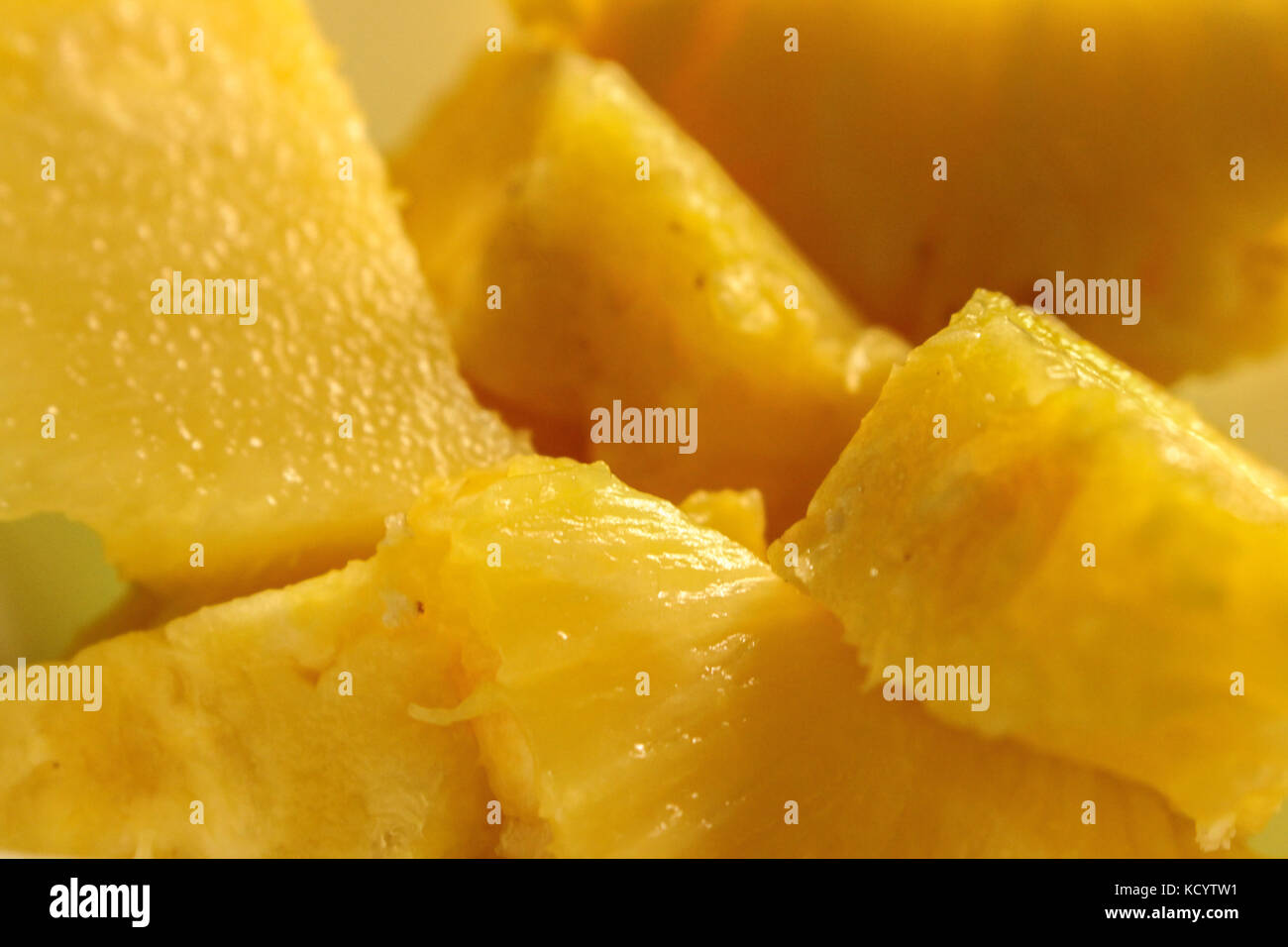 Ananas pezzi giallo in primo piano Foto Stock
