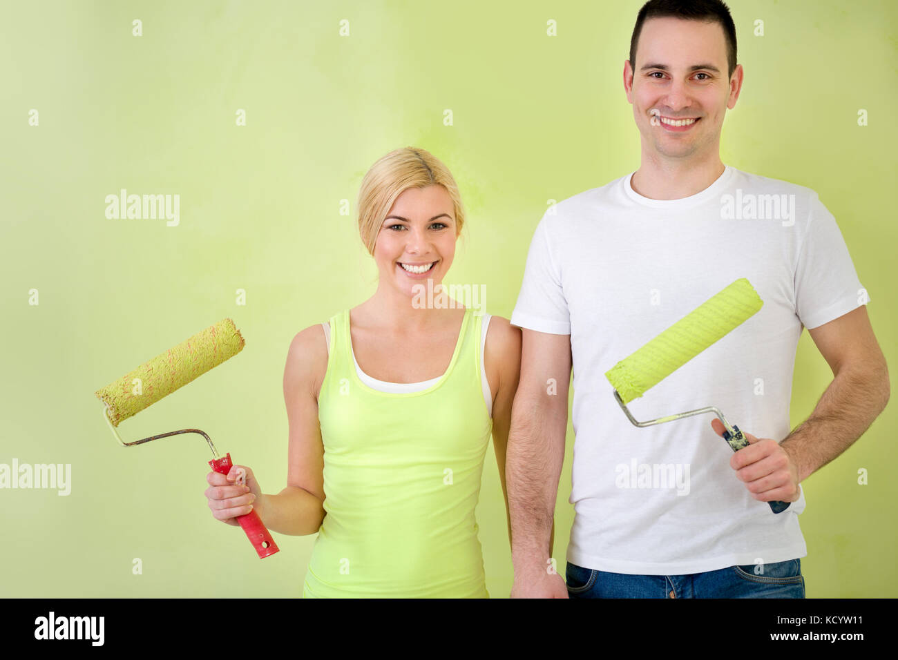 Gli amanti della giovane coppia, sorridente e attrezzature di contenimento per la verniciatura Foto Stock