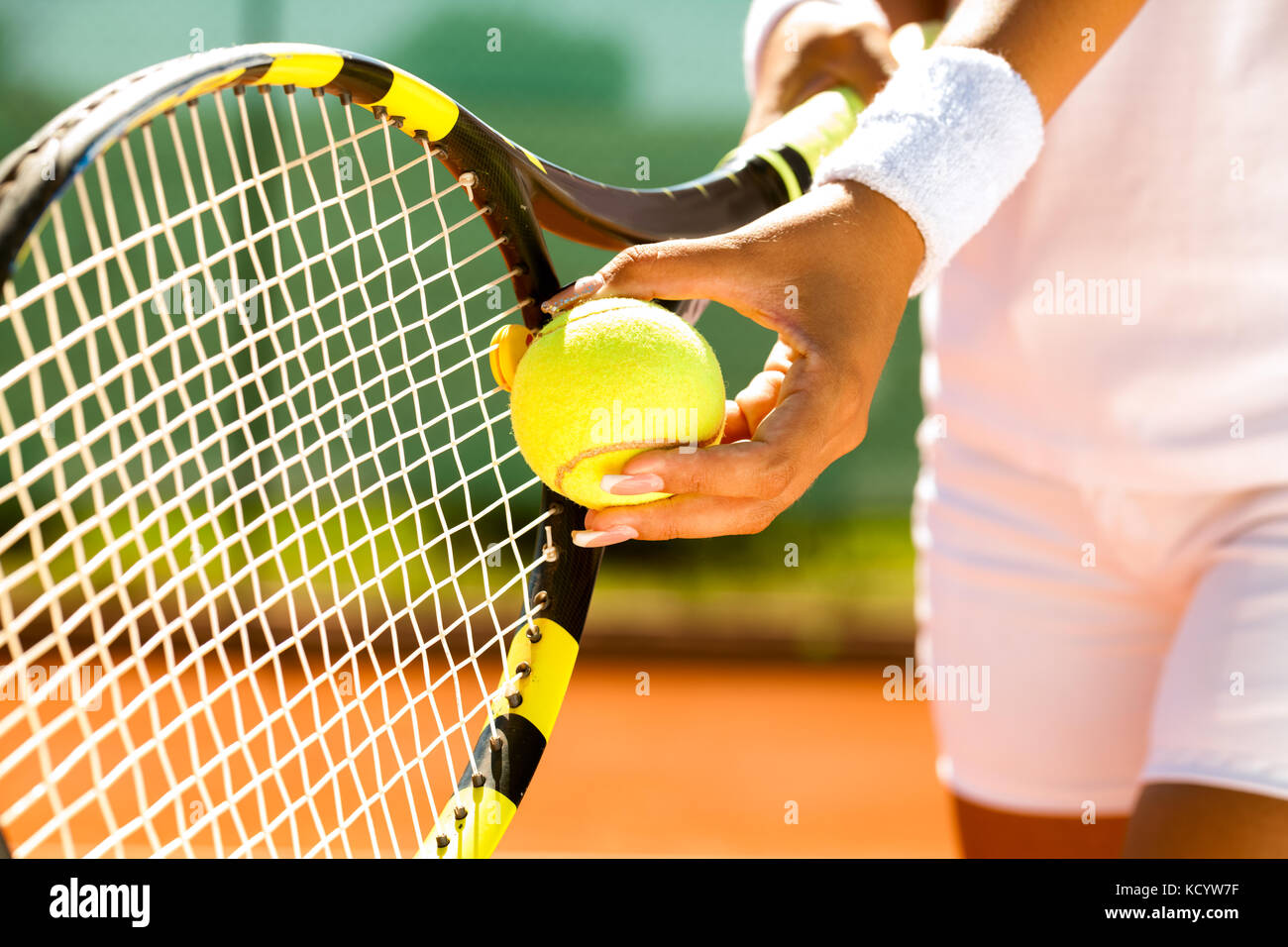 Mano del giocatore con la palla da tennis preparazione per servire Foto Stock