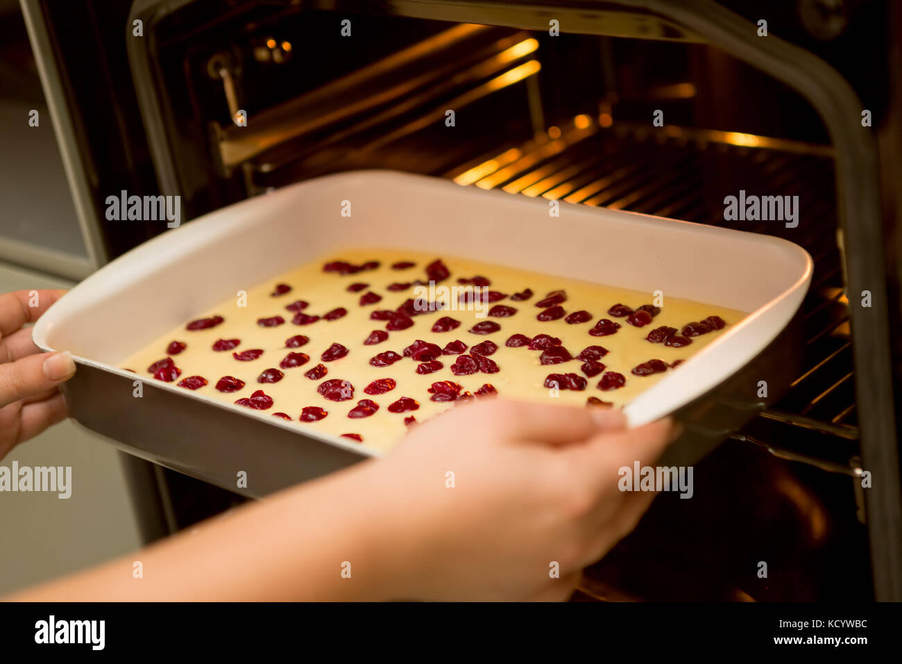 Miscela per cherry spugna in teglia torta prima della cottura Foto Stock