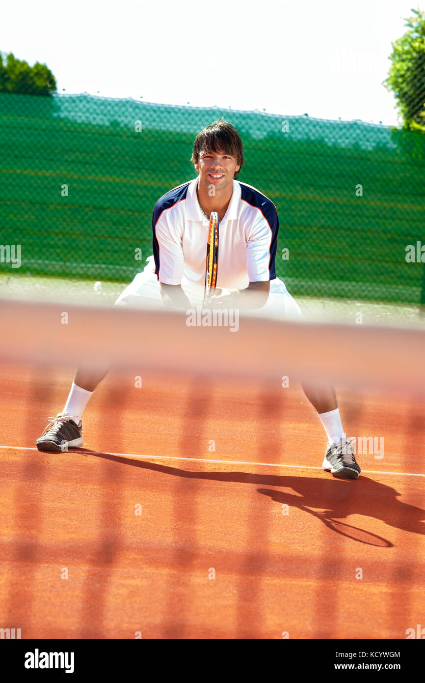 Giovane atleta giocando a tennis sul campo da tennis Foto Stock