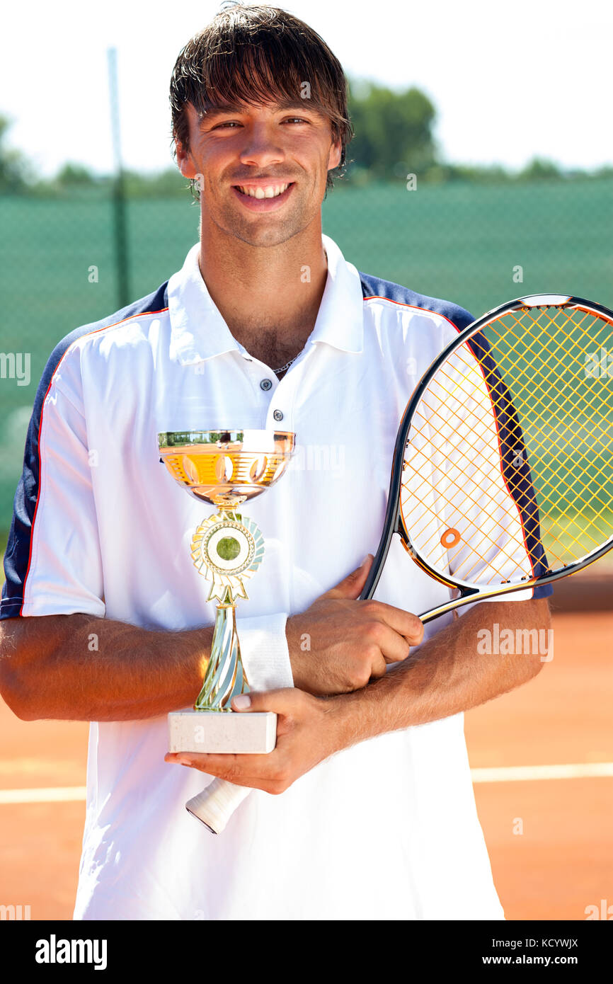 Successi giocatore di tennis con trofeo, competizione sportiva Foto Stock
