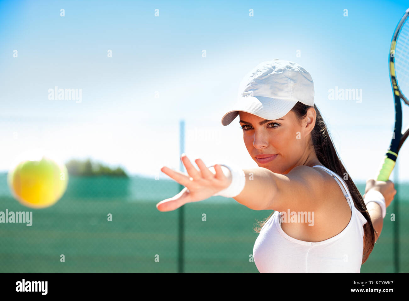 Femmina giovane giocatore di tennis pronto a colpire la sfera Foto Stock