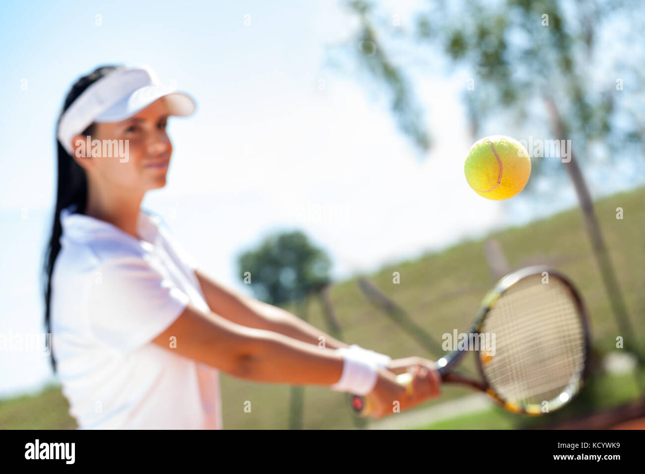 Ragazza giovane giocando a tennis Foto Stock