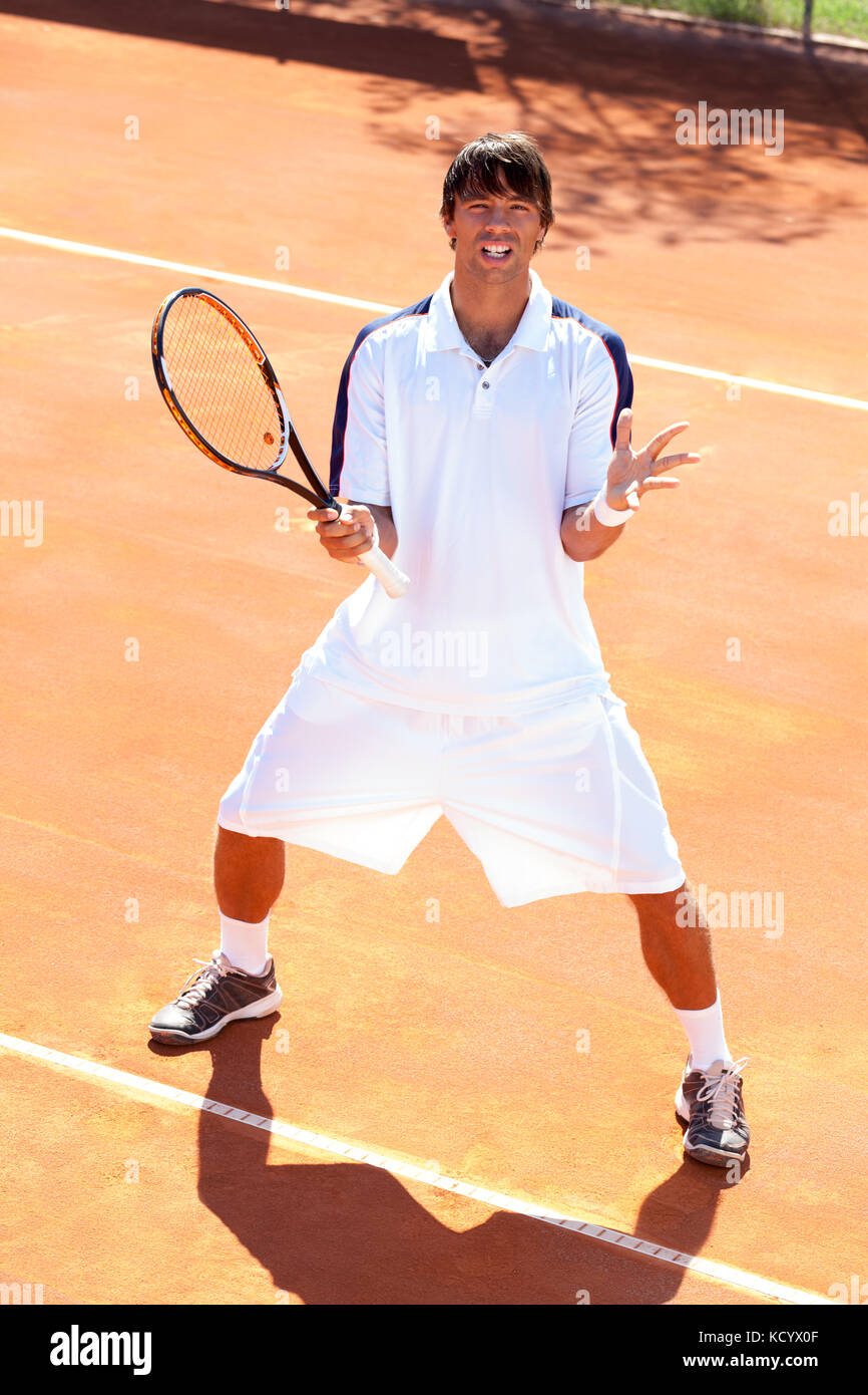 Turbare l'uomo gioca a tennis Foto Stock
