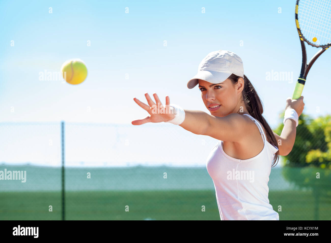 Giocatore di tennis di colpire la sfera Foto Stock