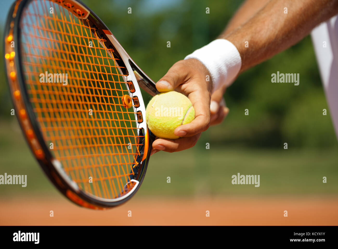 Close up di un giocatore di tennis in piedi pronto per servire Foto Stock