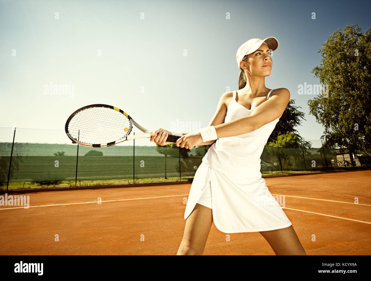 Donna in abbigliamento sportivo gioca a tennis formazione Foto Stock