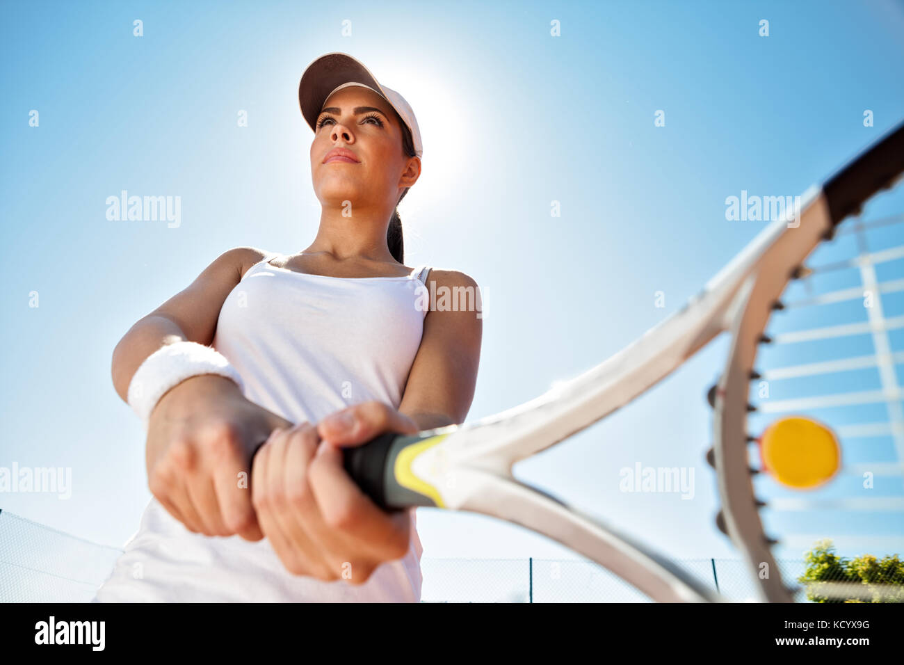 Bella ragazza sportiva con la racchetta da tennis giocando a tennis Foto Stock