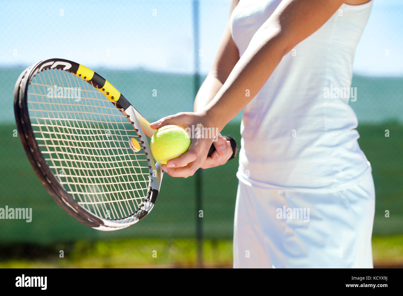 Mano del giocatore con la palla da tennis e delle racchette Foto Stock