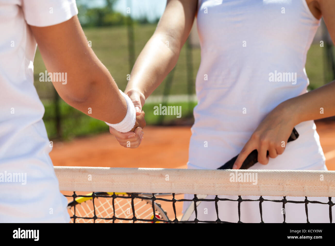 Stretta di mano ad una partita di tennis, congratulazioni dopo win Foto Stock