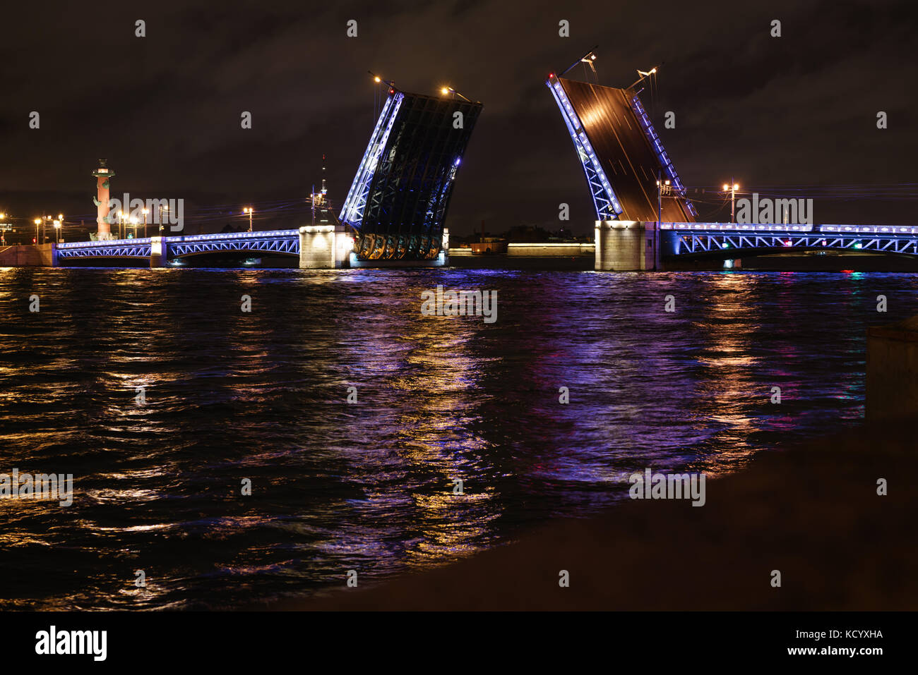 Aprire palace ponte di San Pietroburgo di notte Foto Stock